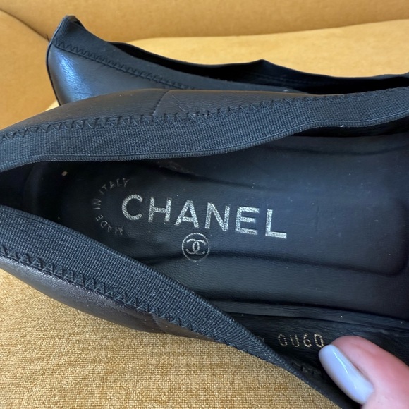 Chanel Black Loafers with Elegant Bow Detail - Picture 4 of 7